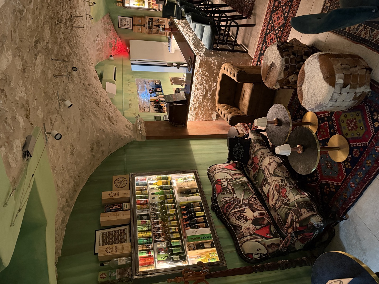 Le salon avec canapé et vitrines