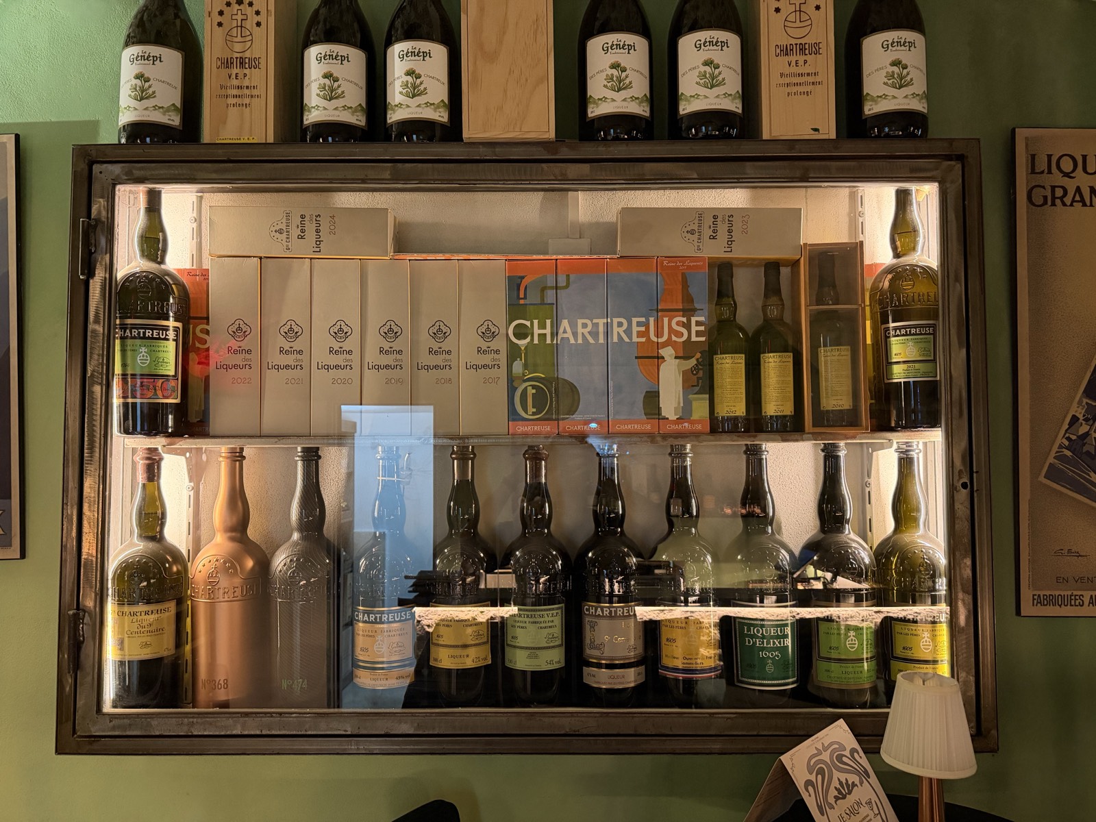 La vitrine du Salon 1605, collection Reine des Liqueurs